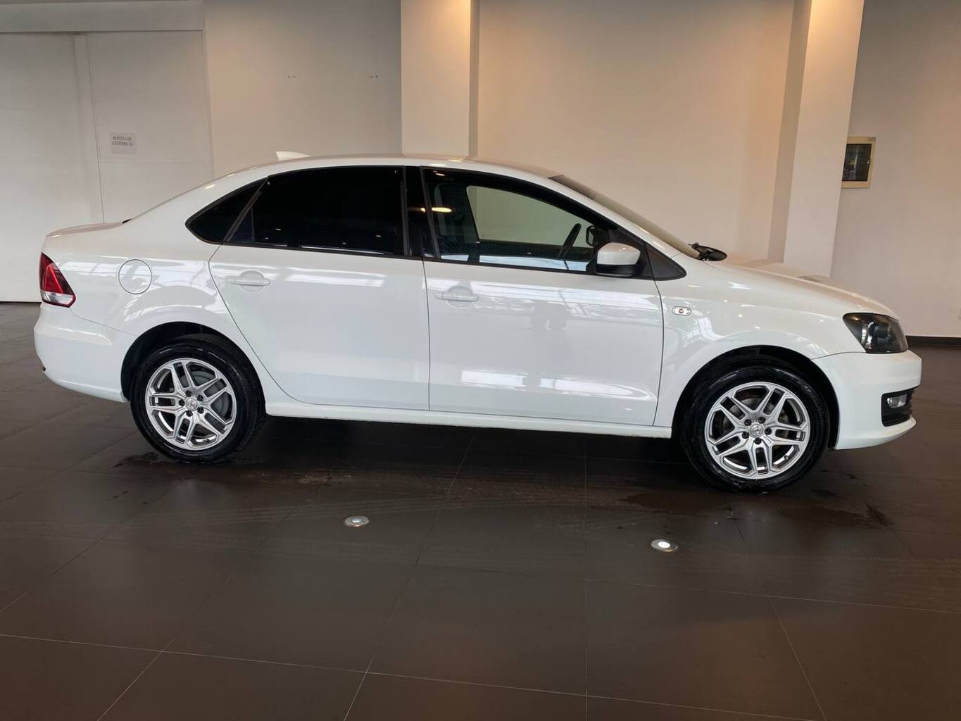 VOLKSWAGEN POLO