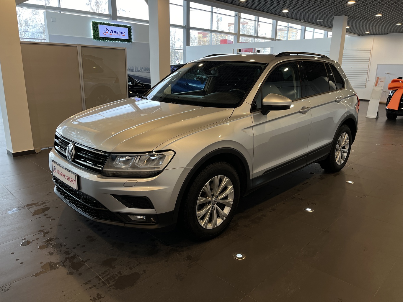 VOLKSWAGEN TIGUAN