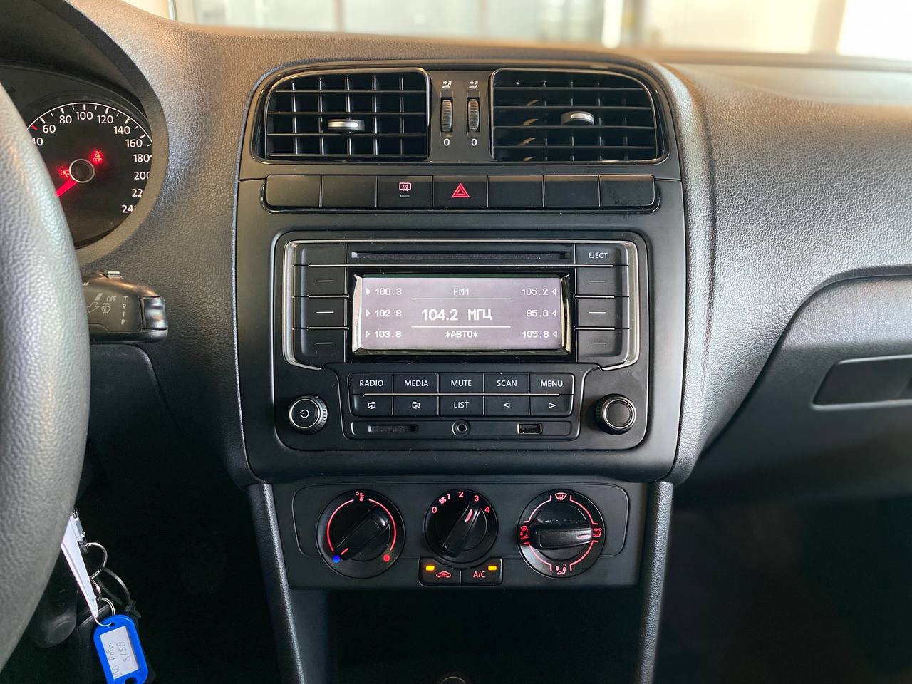 VOLKSWAGEN POLO