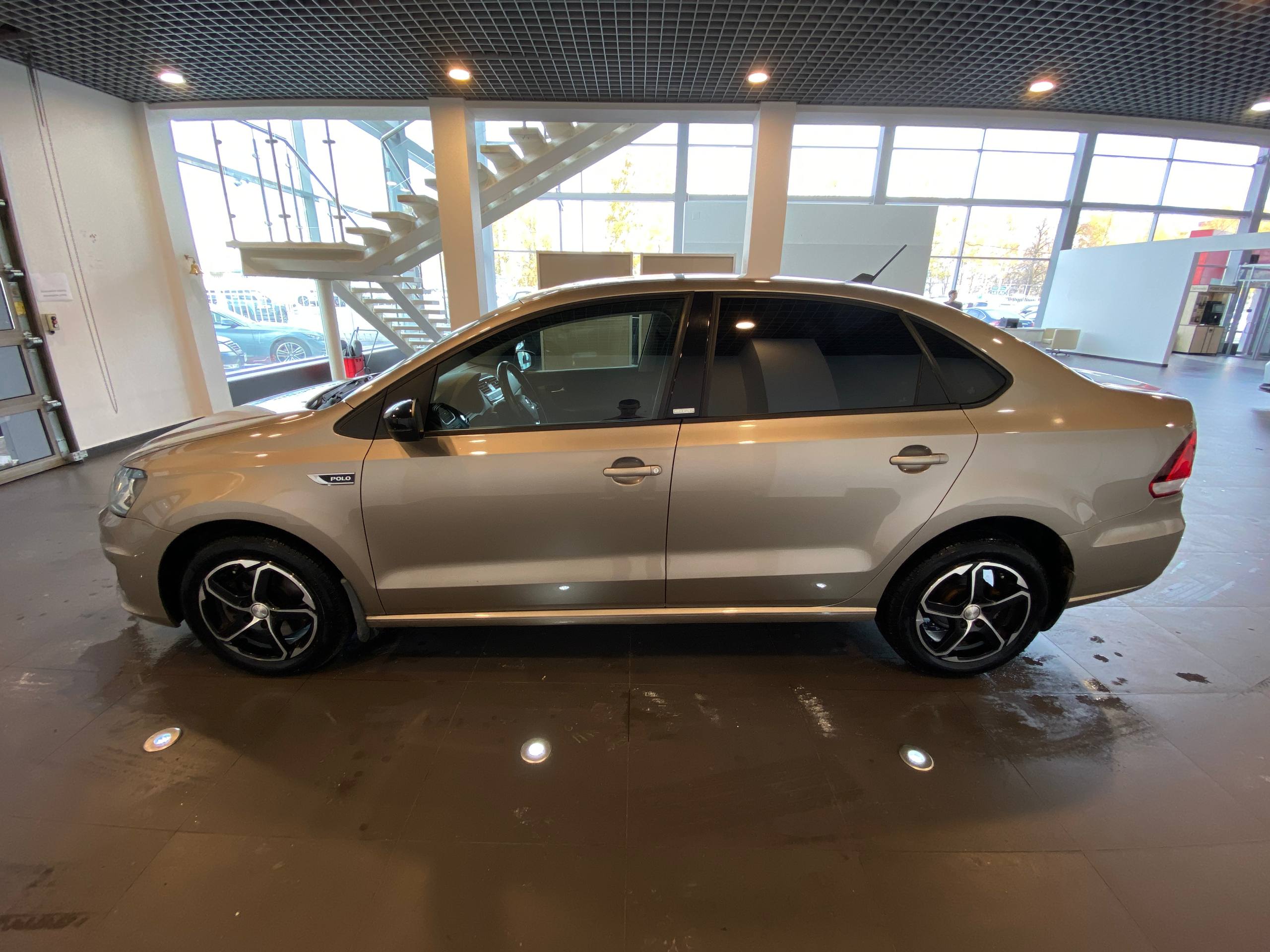 VOLKSWAGEN POLO
