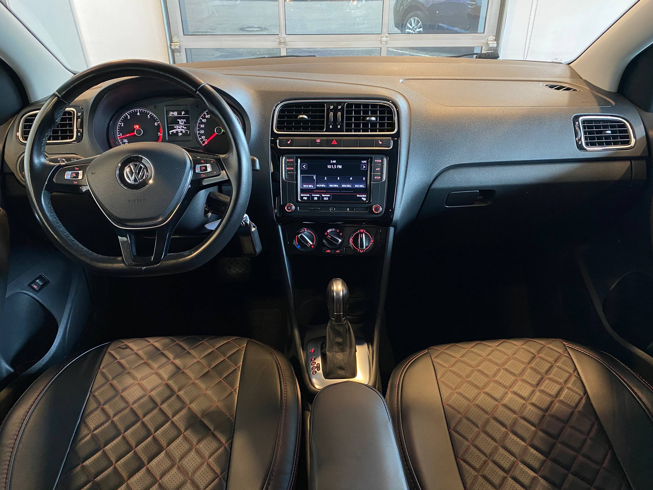 VOLKSWAGEN POLO