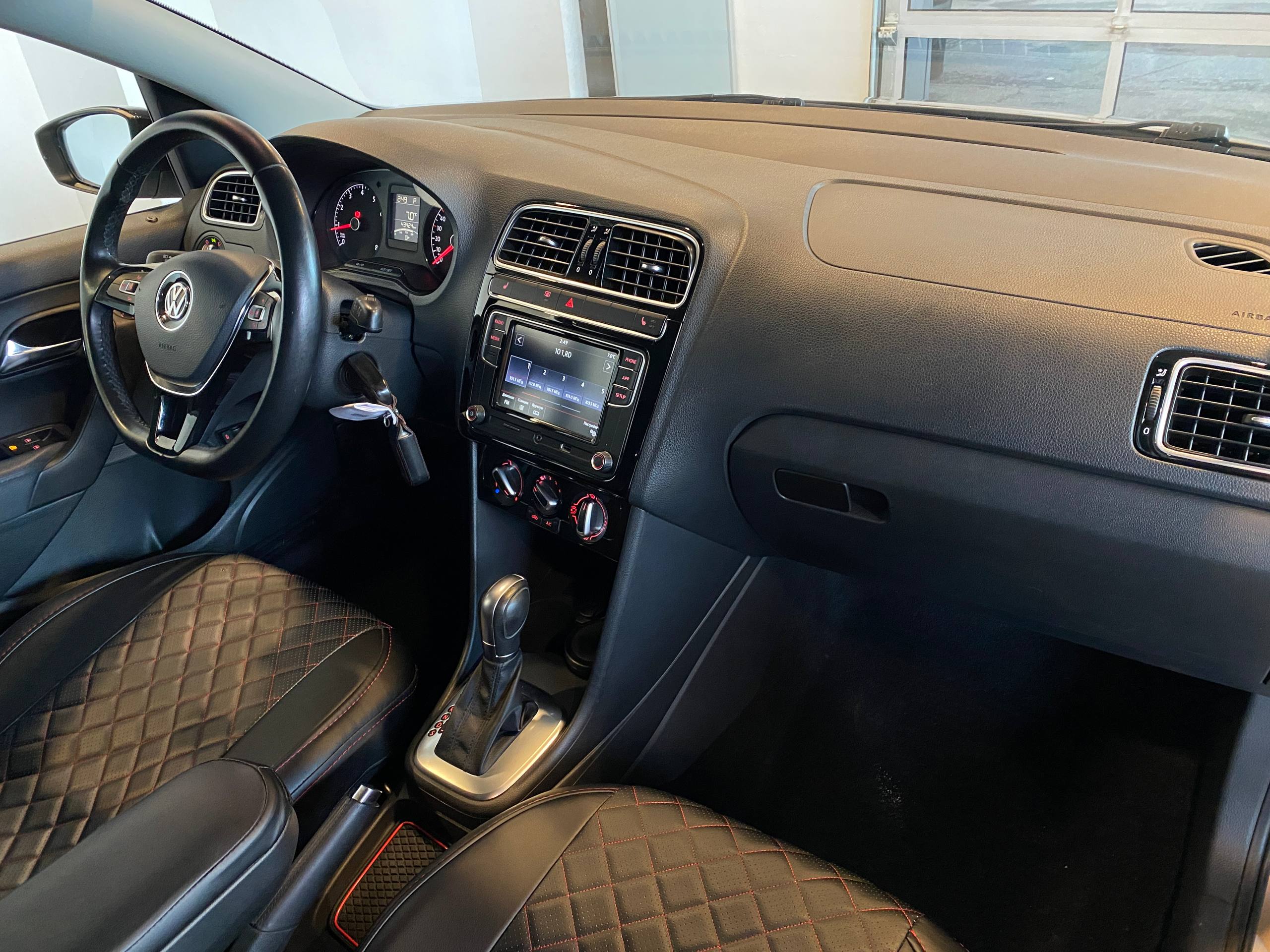 VOLKSWAGEN POLO