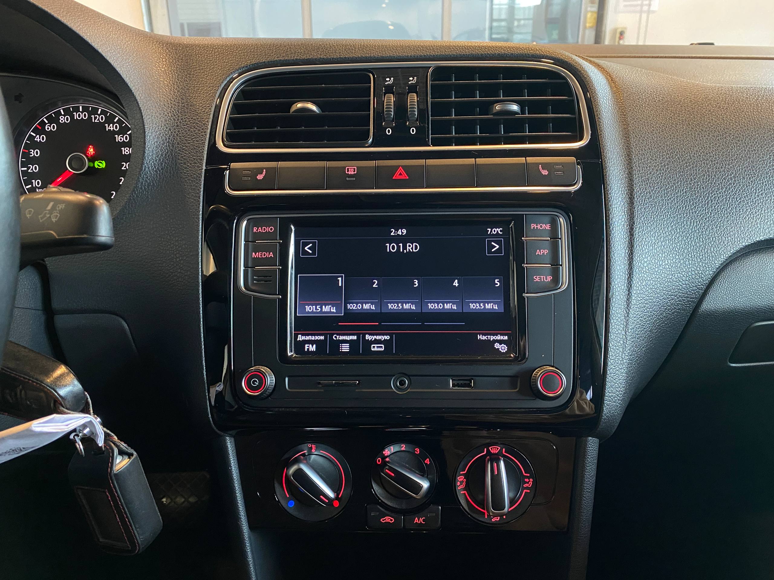 VOLKSWAGEN POLO