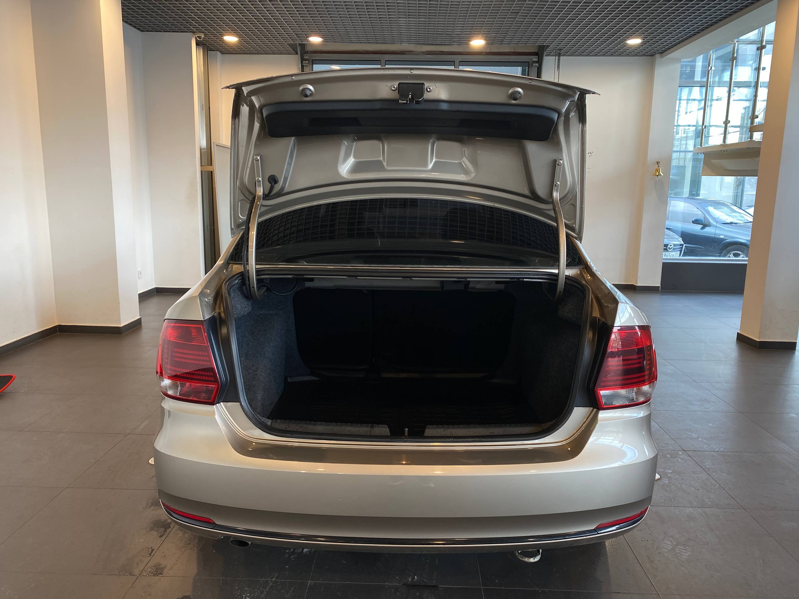 VOLKSWAGEN POLO