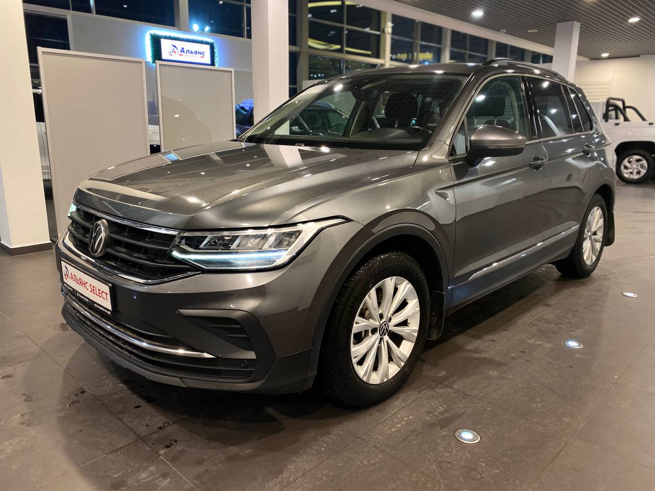 VOLKSWAGEN TIGUAN