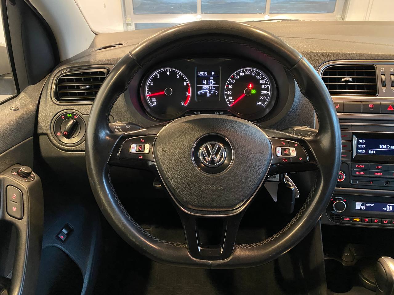 VOLKSWAGEN POLO