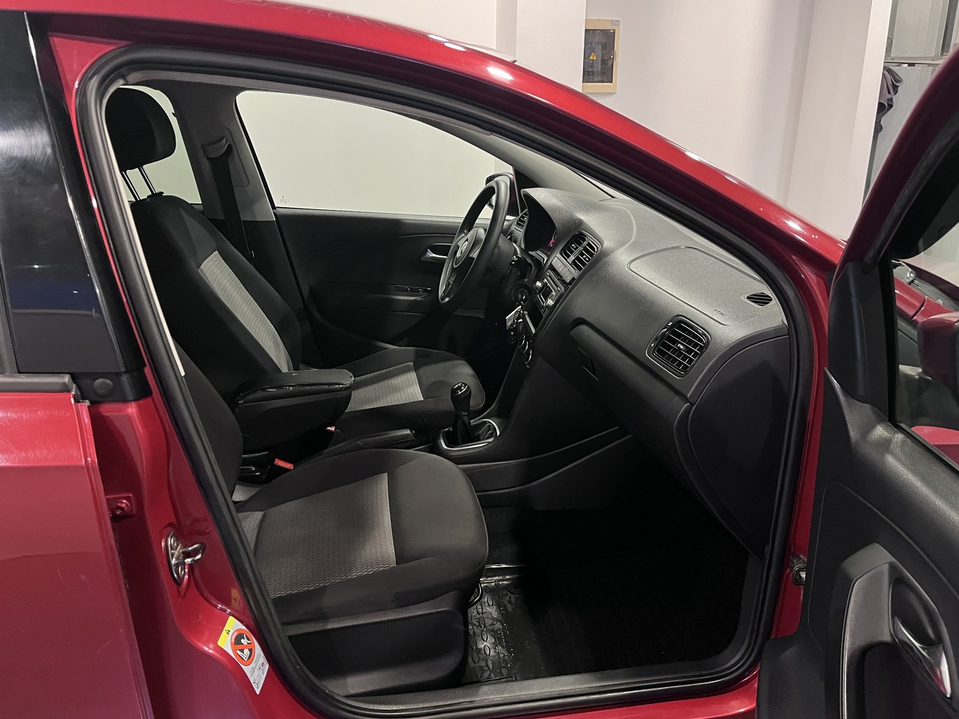 VOLKSWAGEN POLO