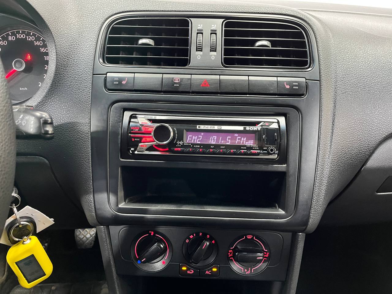 VOLKSWAGEN POLO