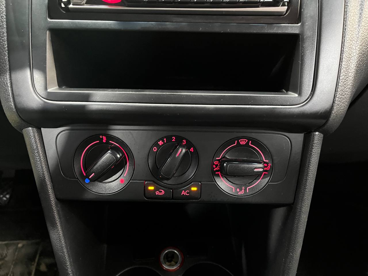 VOLKSWAGEN POLO