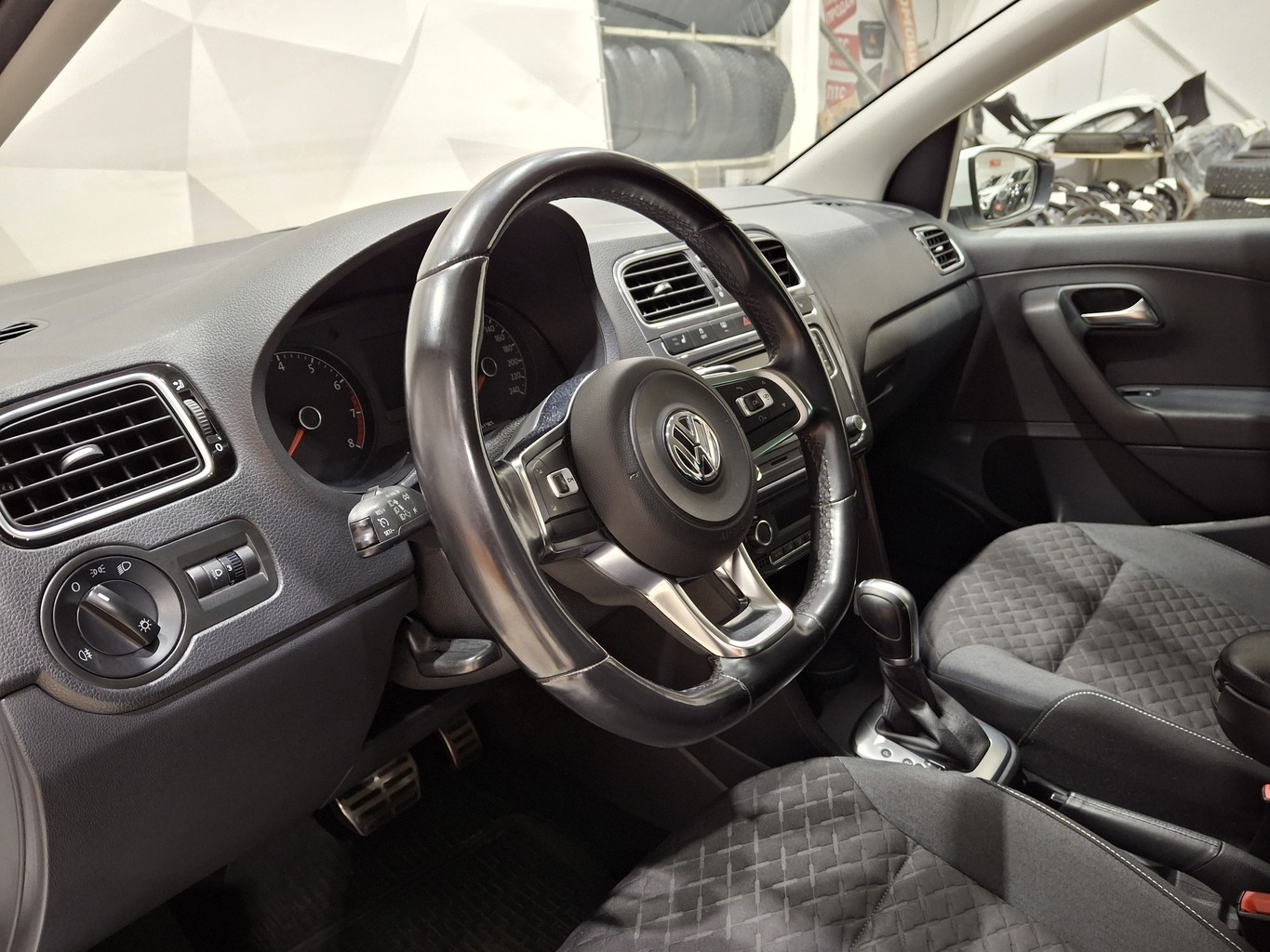 VOLKSWAGEN POLO