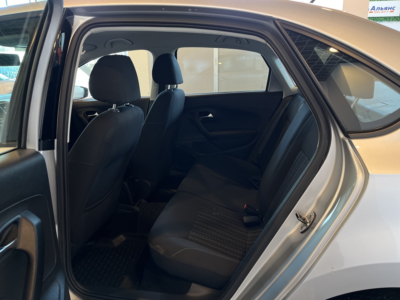 VOLKSWAGEN POLO