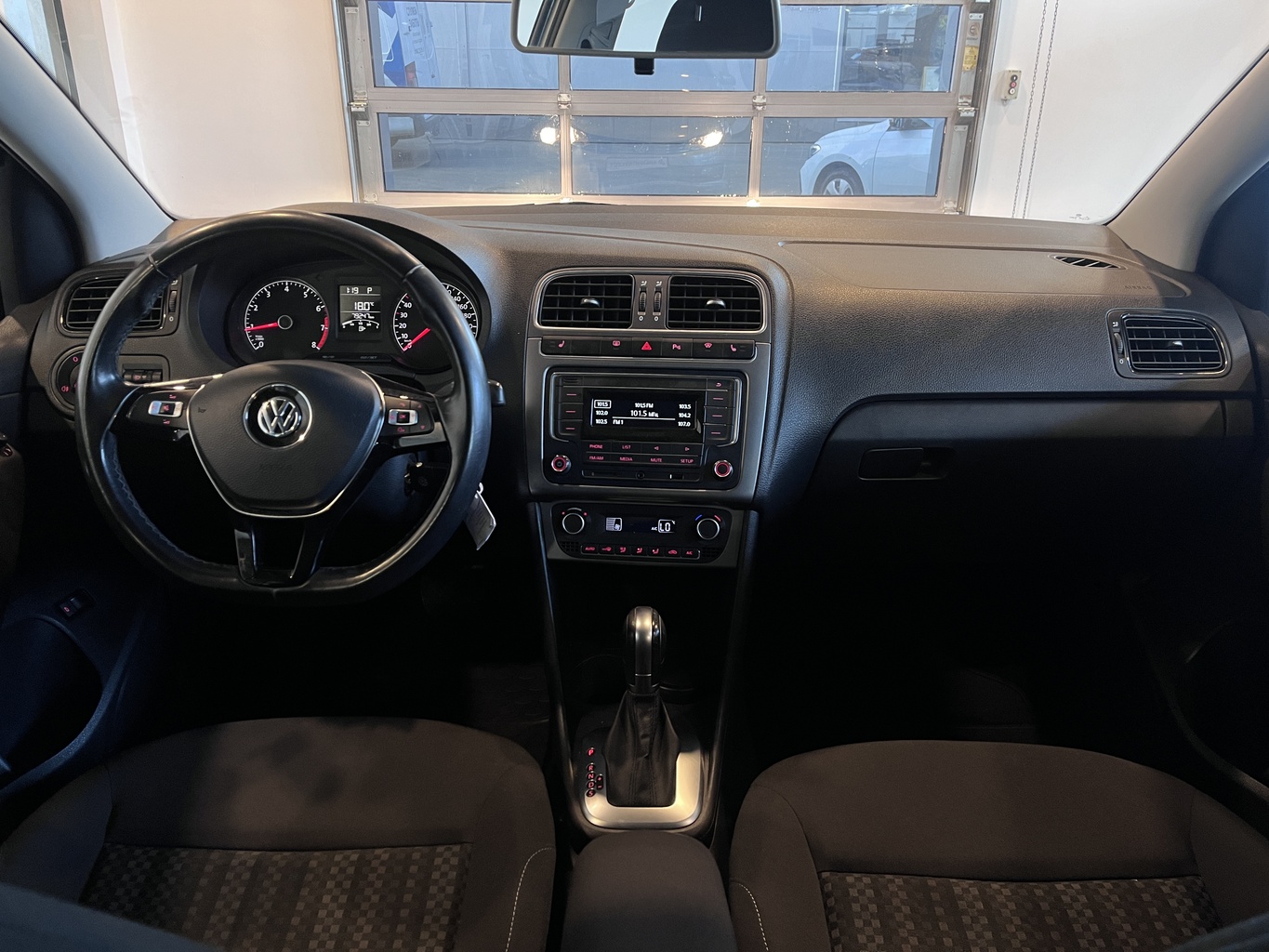 VOLKSWAGEN POLO