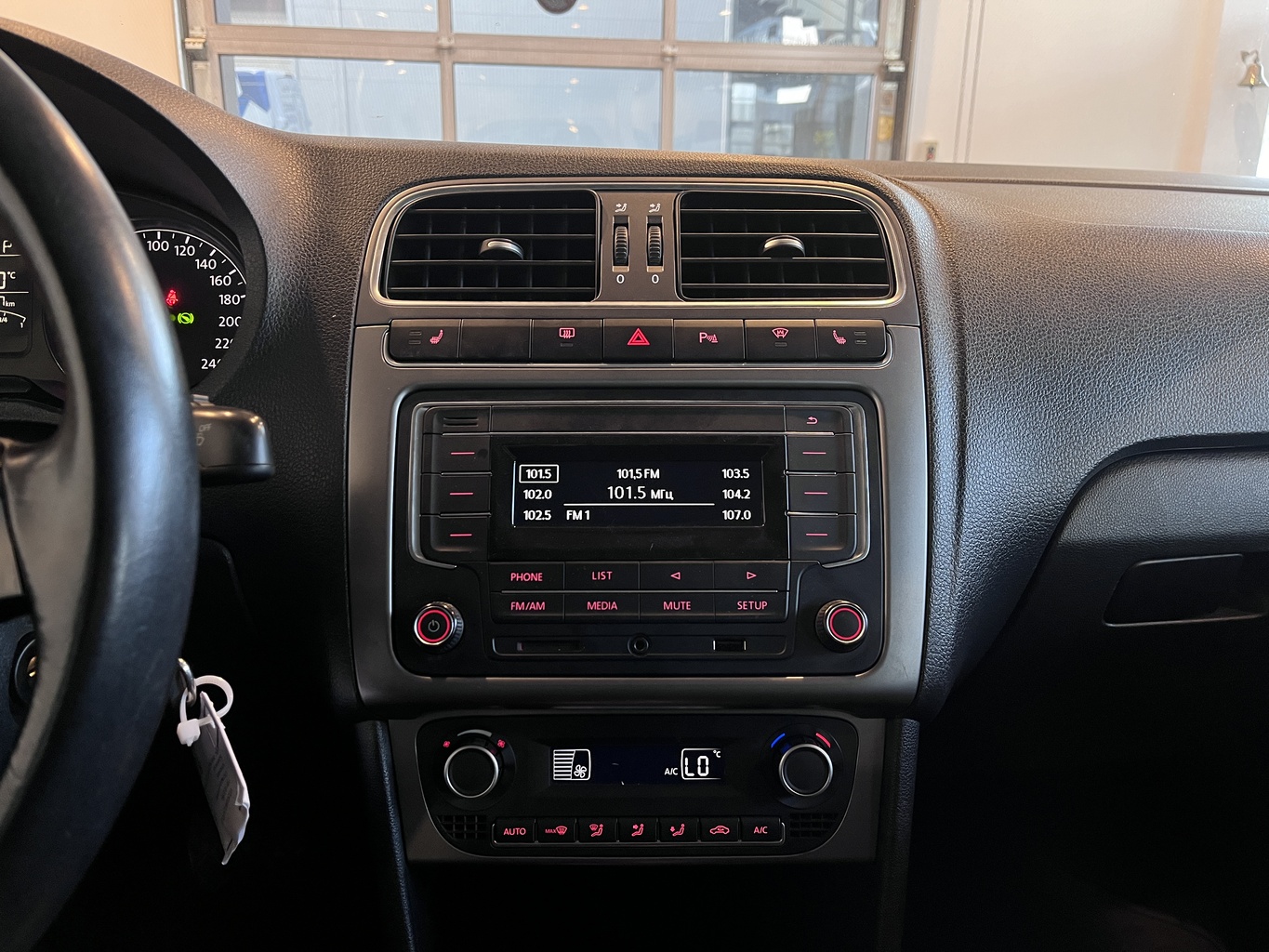 VOLKSWAGEN POLO