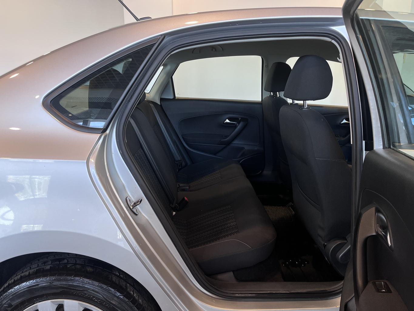 VOLKSWAGEN POLO