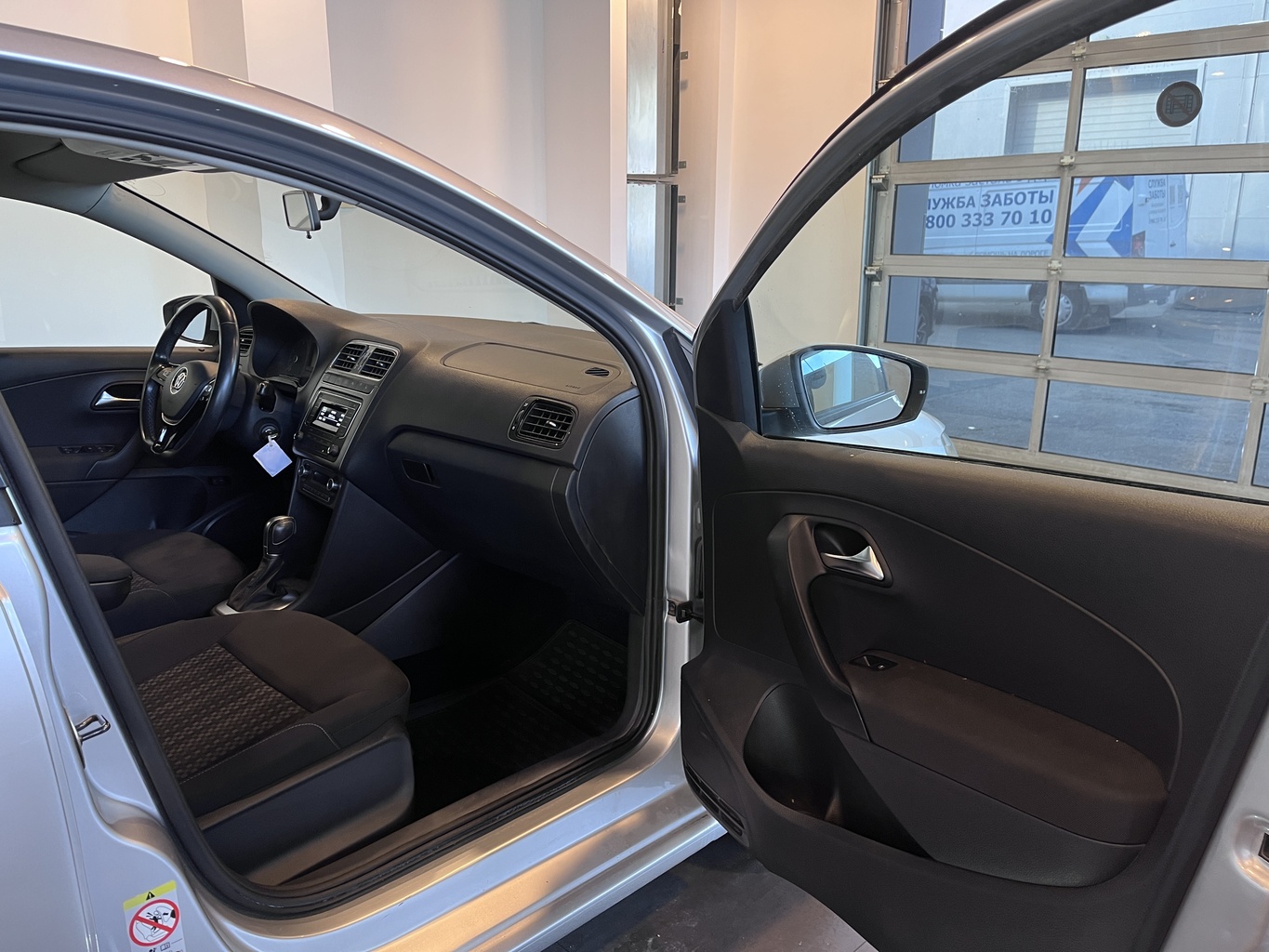 VOLKSWAGEN POLO