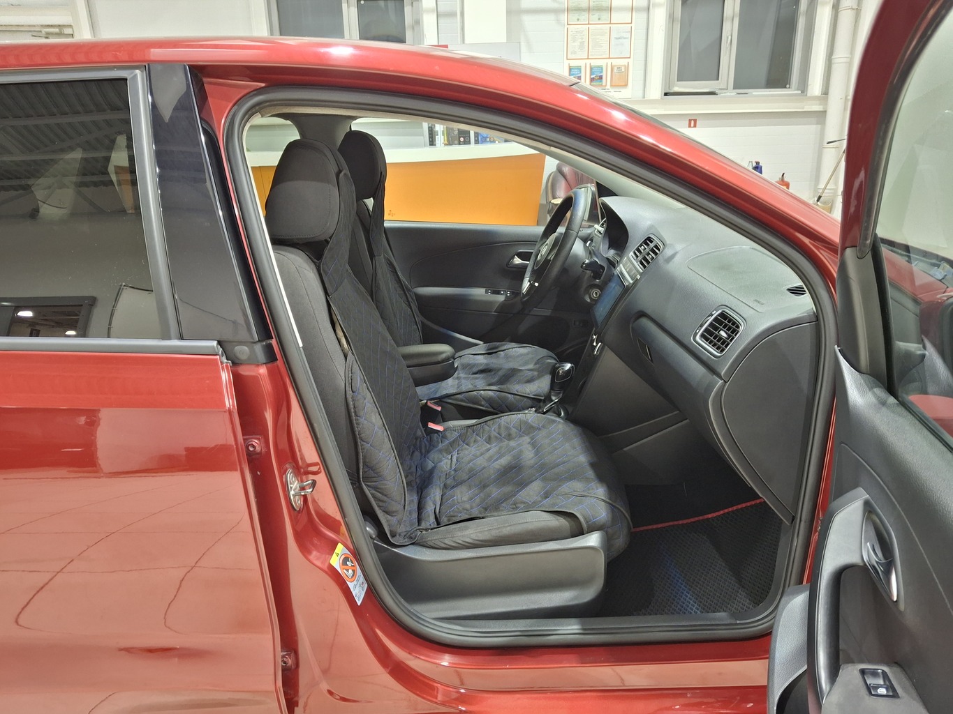 VOLKSWAGEN POLO