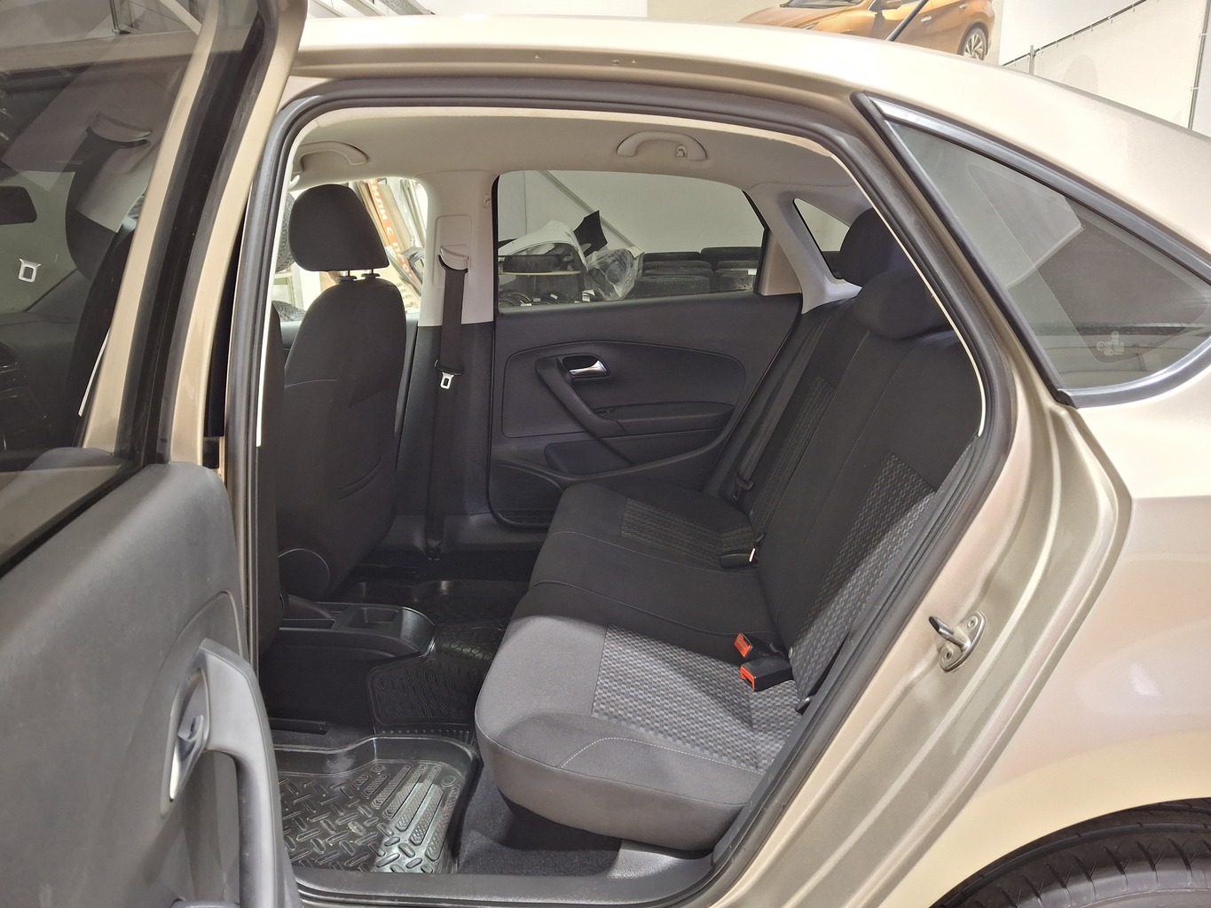 VOLKSWAGEN POLO