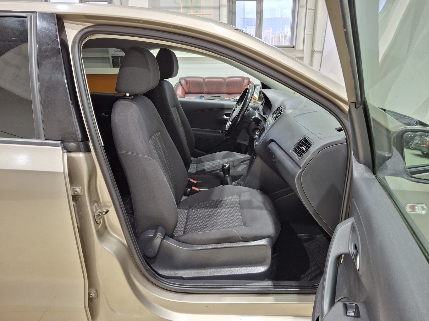 VOLKSWAGEN POLO
