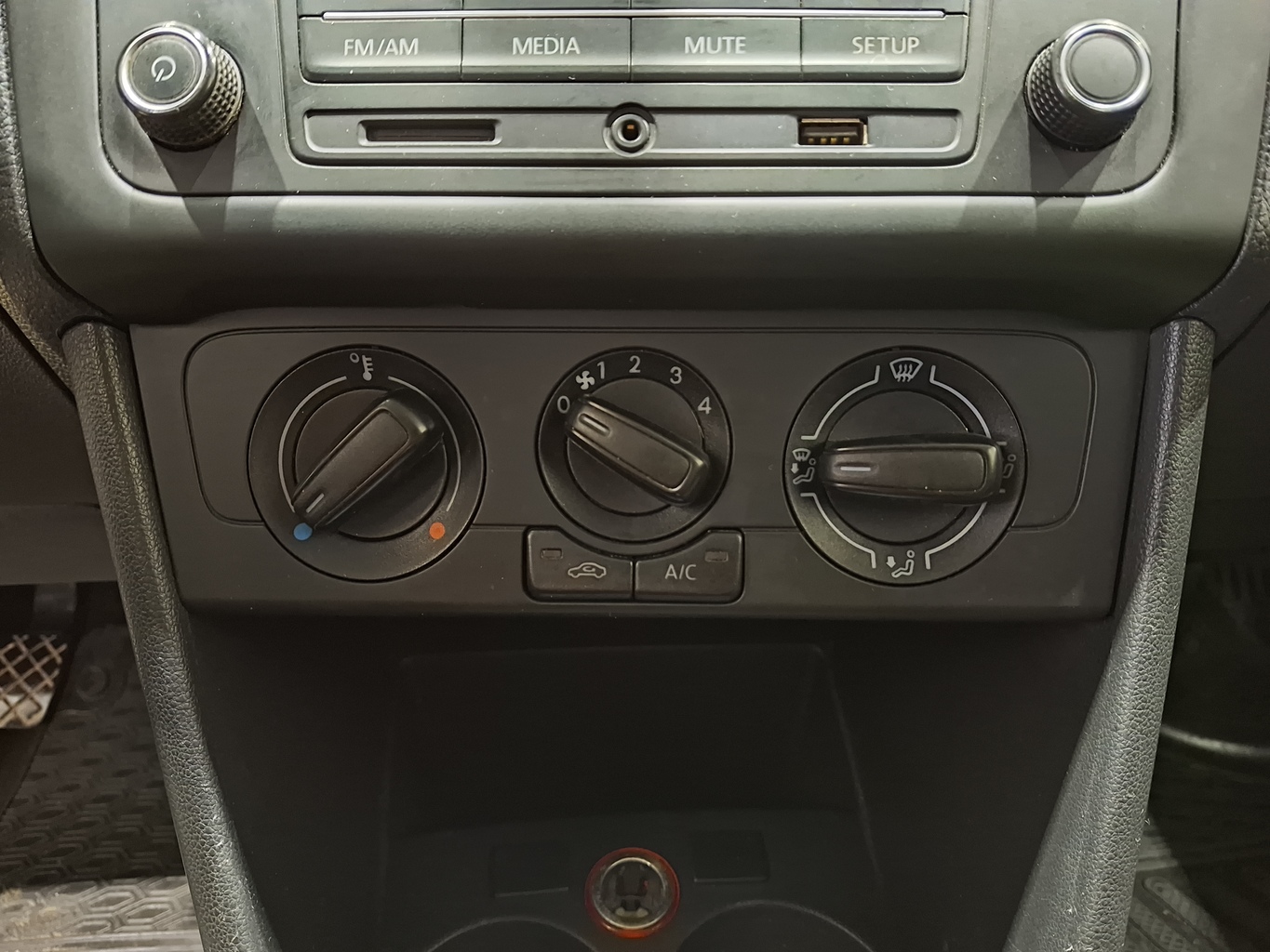 VOLKSWAGEN POLO
