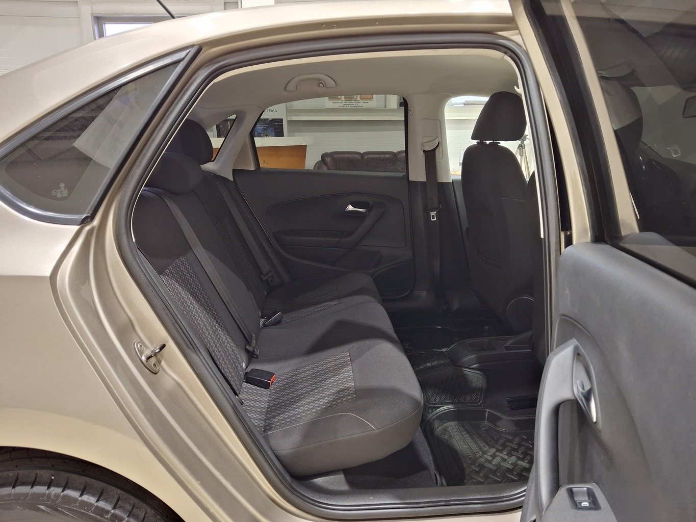 VOLKSWAGEN POLO