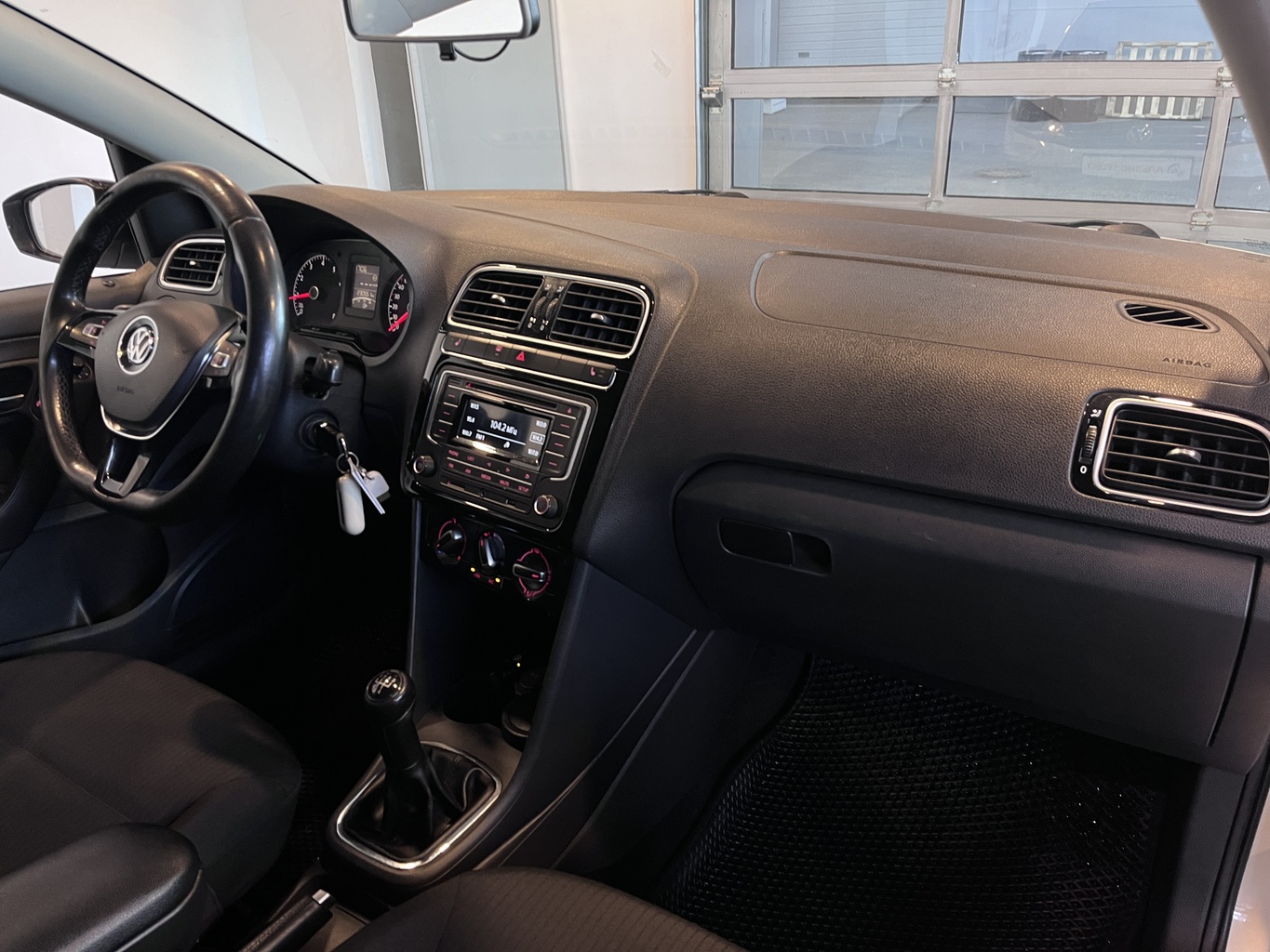 VOLKSWAGEN POLO