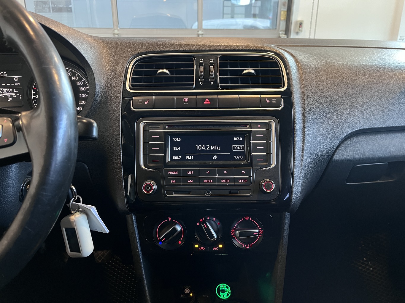 VOLKSWAGEN POLO