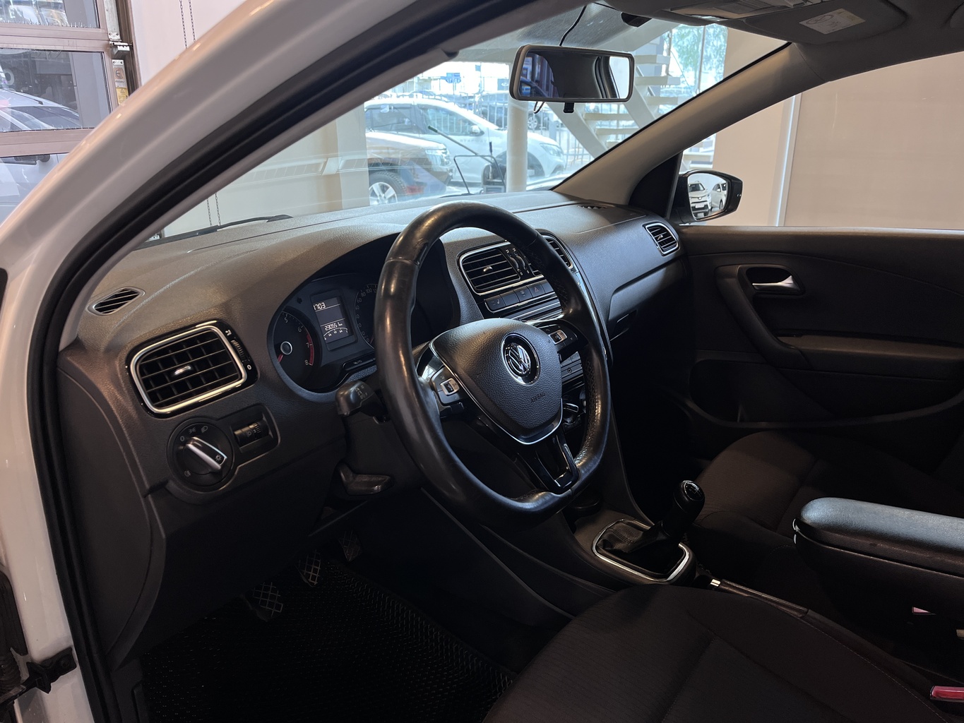VOLKSWAGEN POLO