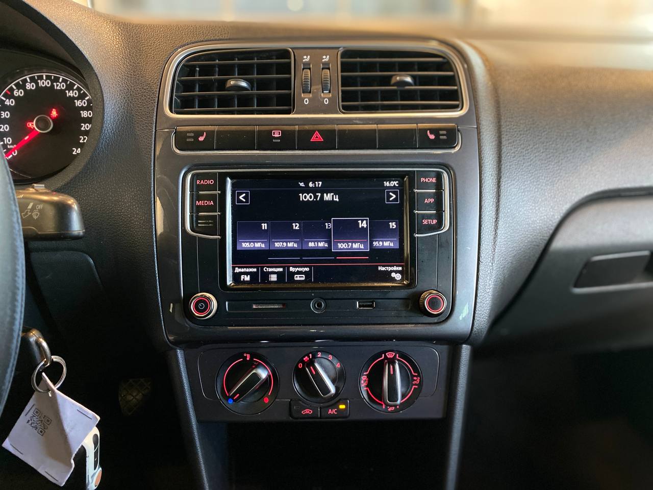VOLKSWAGEN POLO