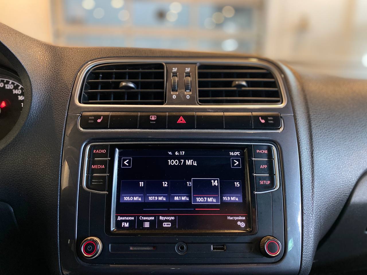 VOLKSWAGEN POLO