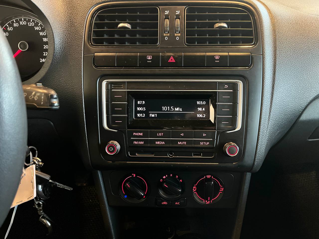 VOLKSWAGEN POLO