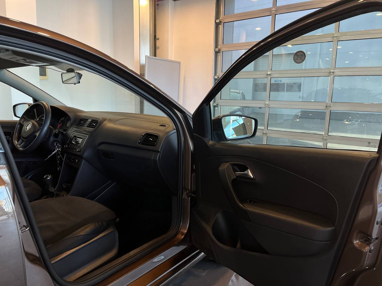 VOLKSWAGEN POLO