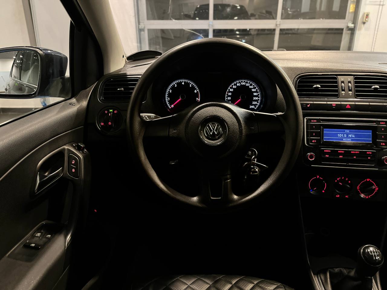 VOLKSWAGEN POLO