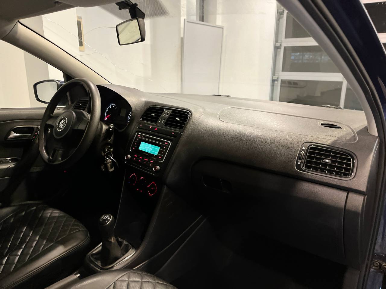 VOLKSWAGEN POLO