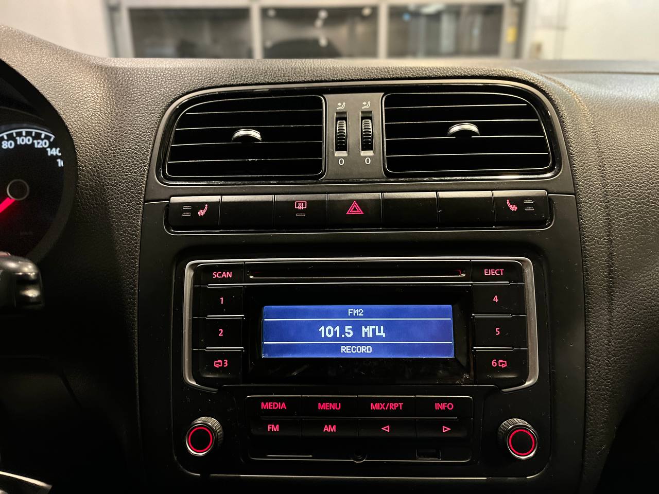 VOLKSWAGEN POLO