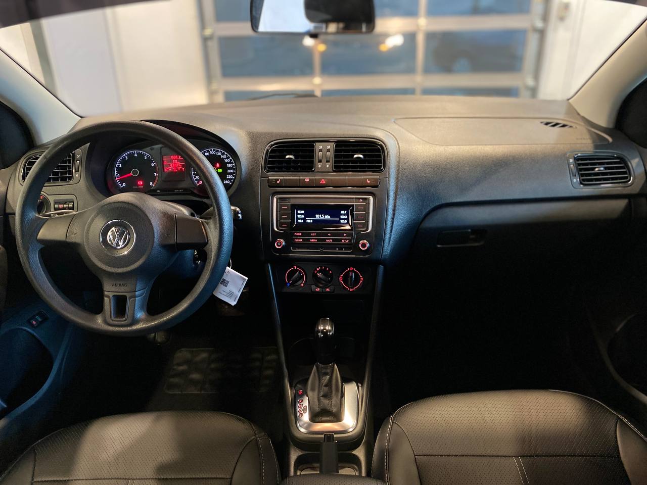 VOLKSWAGEN POLO