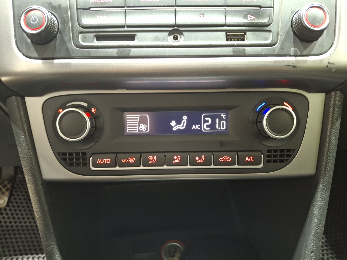 VOLKSWAGEN POLO