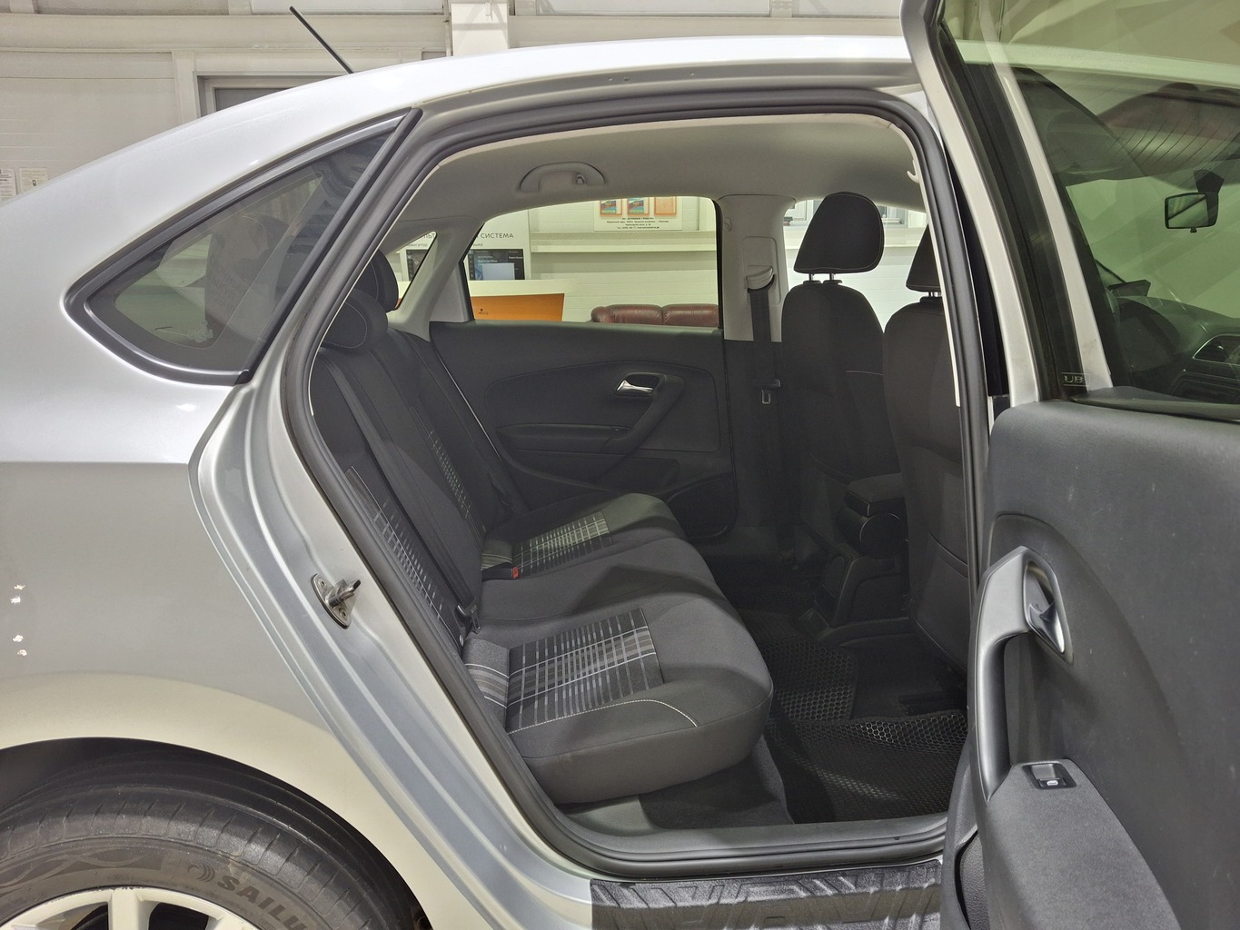 VOLKSWAGEN POLO
