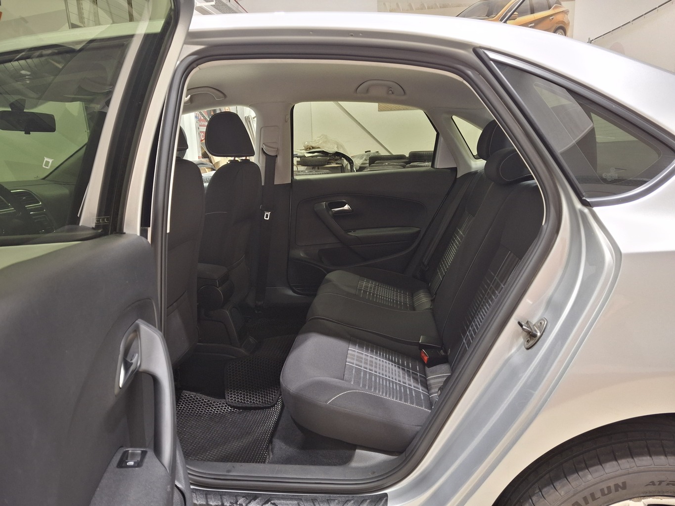 VOLKSWAGEN POLO