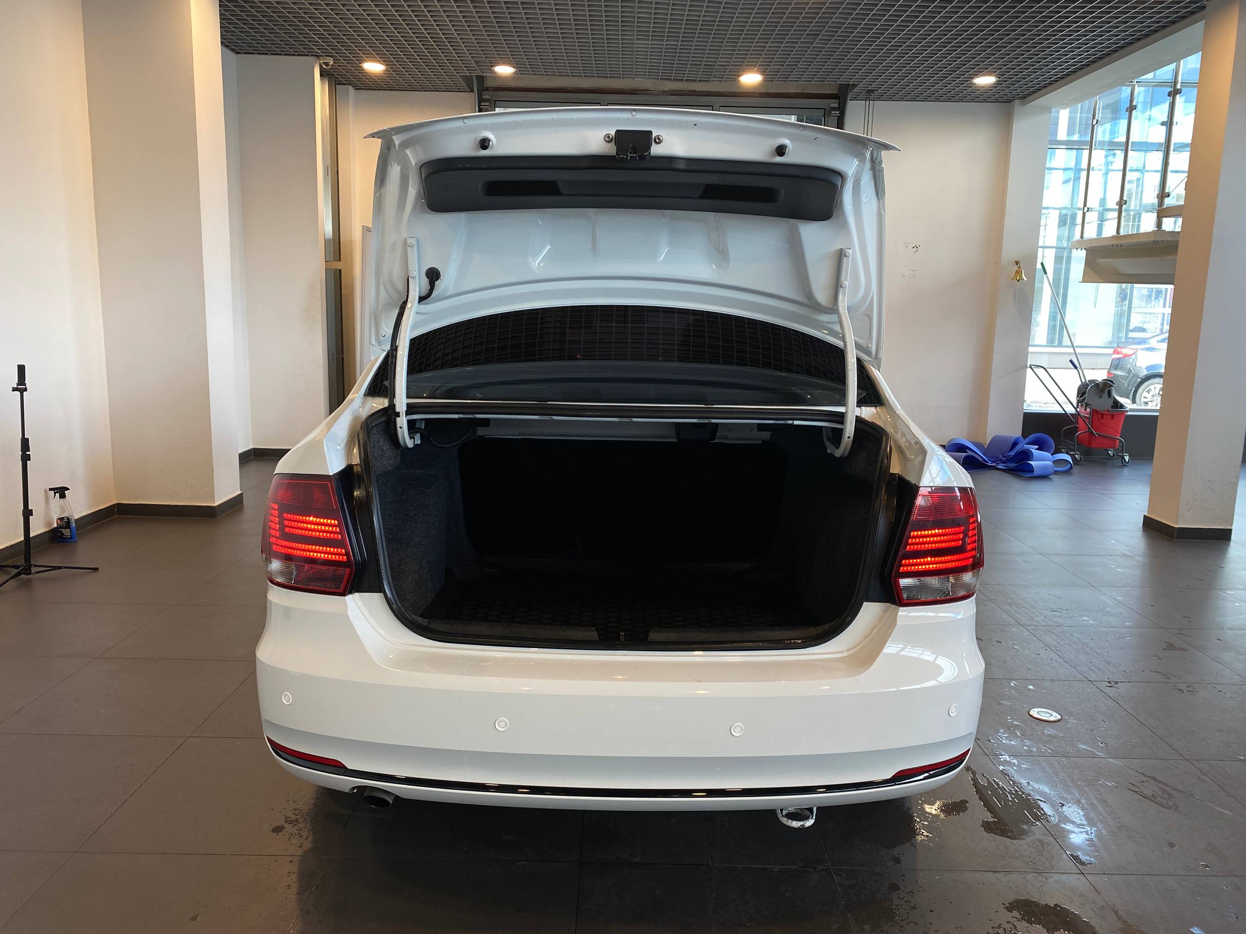 VOLKSWAGEN POLO