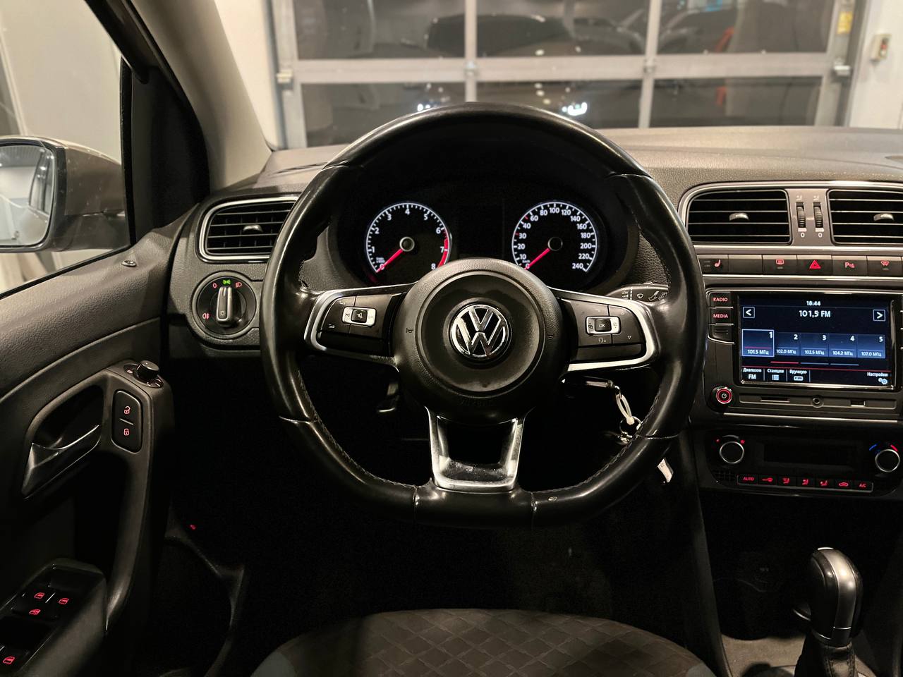 VOLKSWAGEN POLO