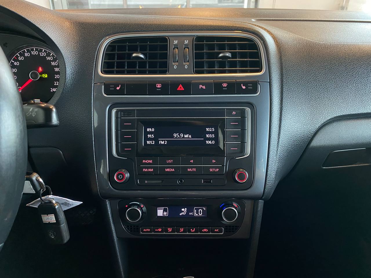 VOLKSWAGEN POLO