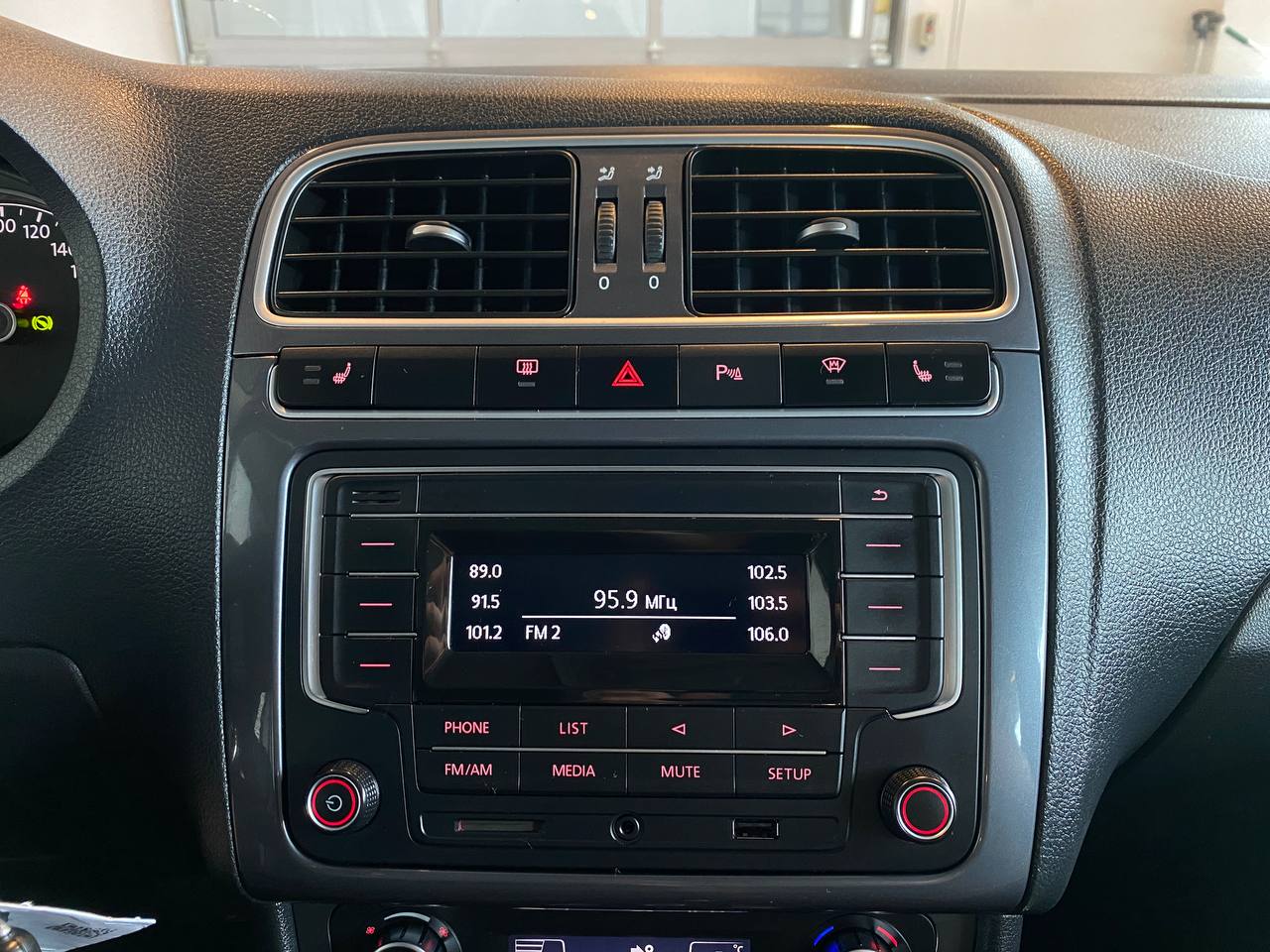 VOLKSWAGEN POLO