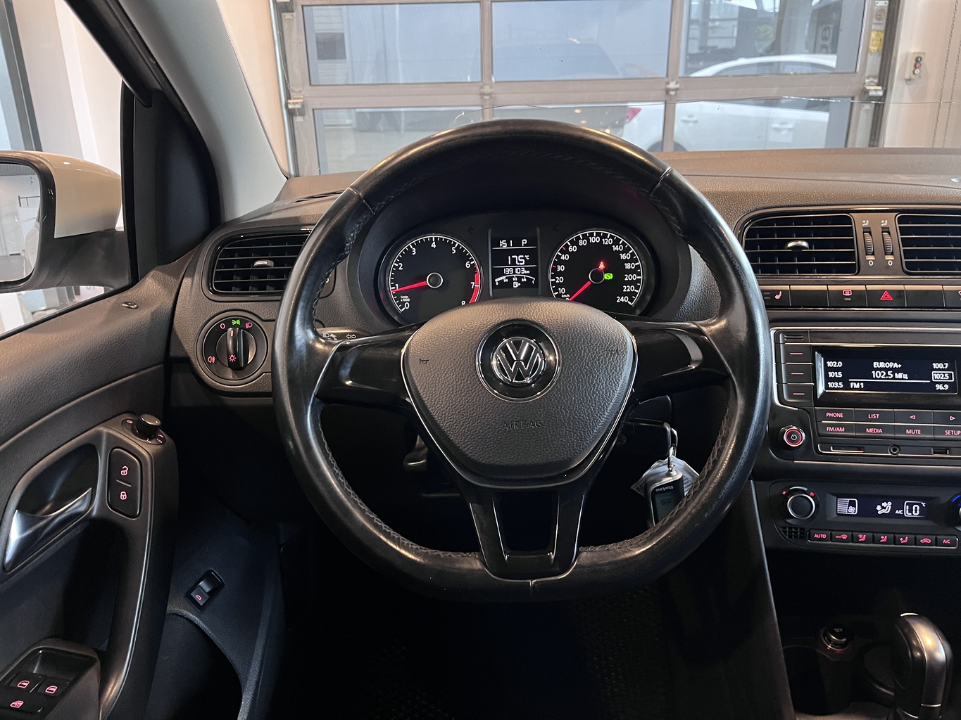 VOLKSWAGEN POLO