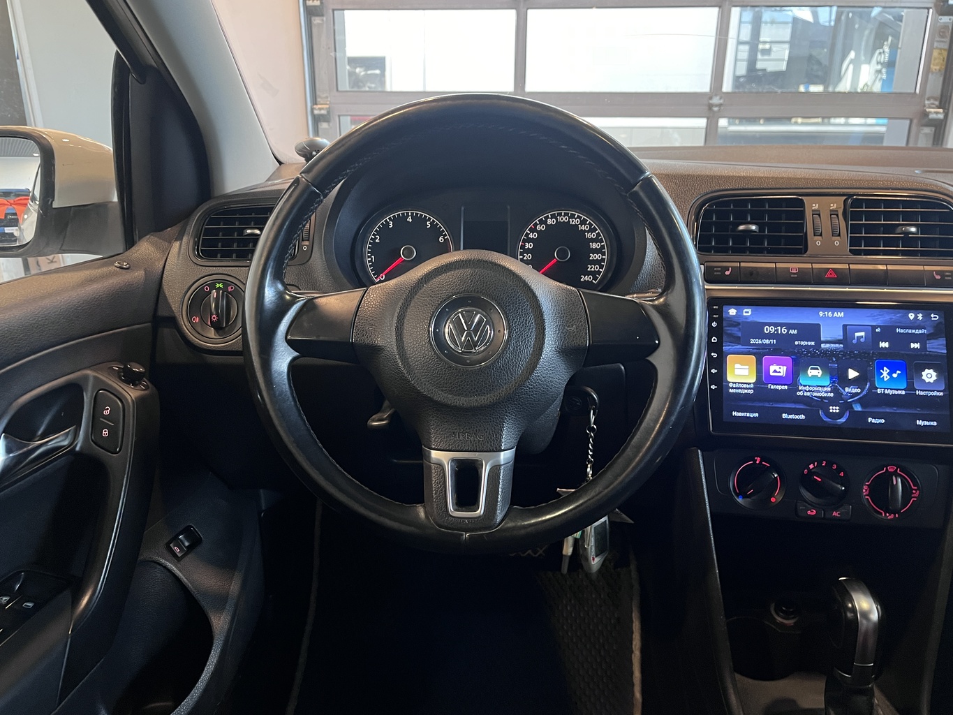 VOLKSWAGEN POLO