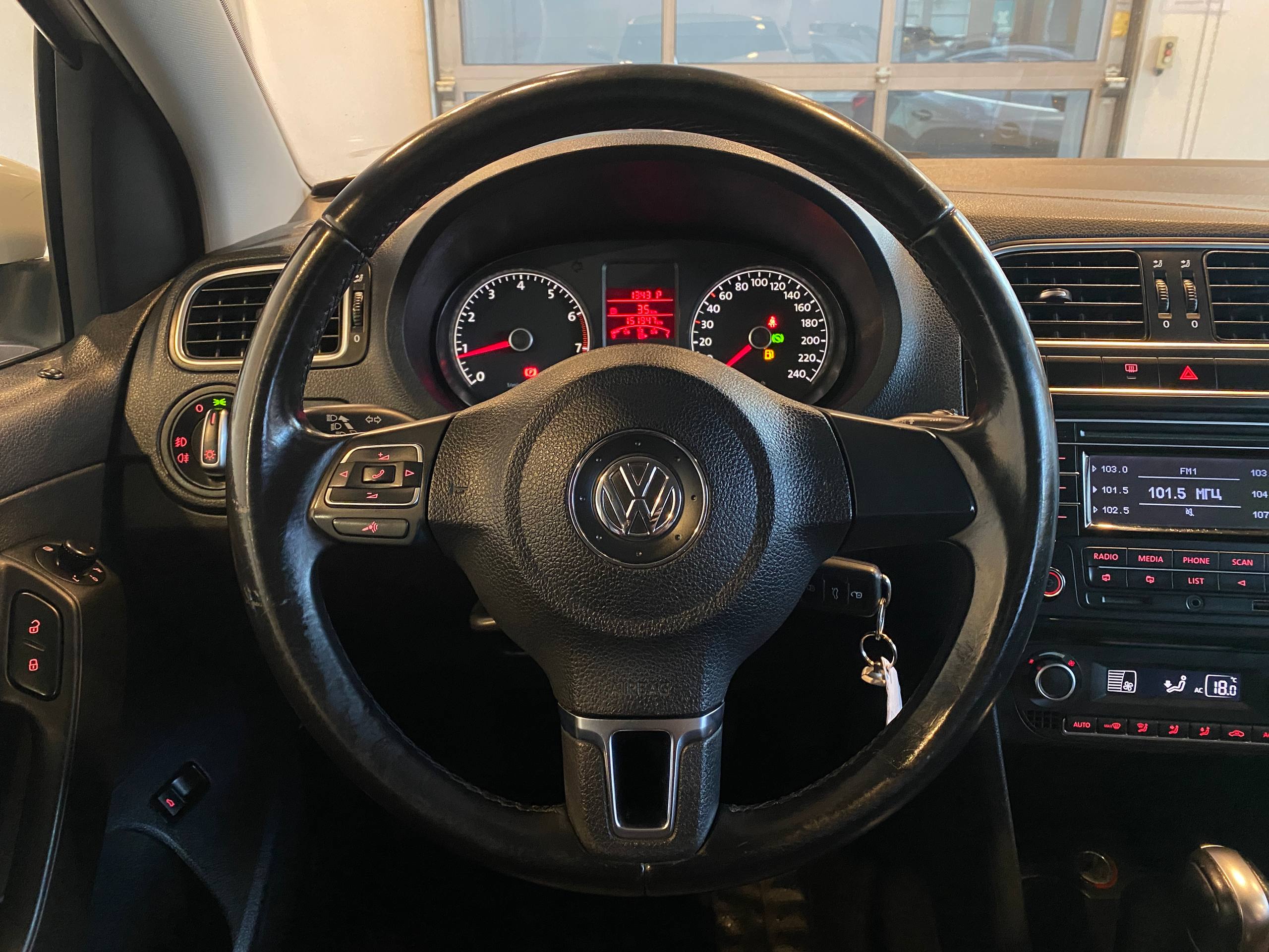 VOLKSWAGEN POLO