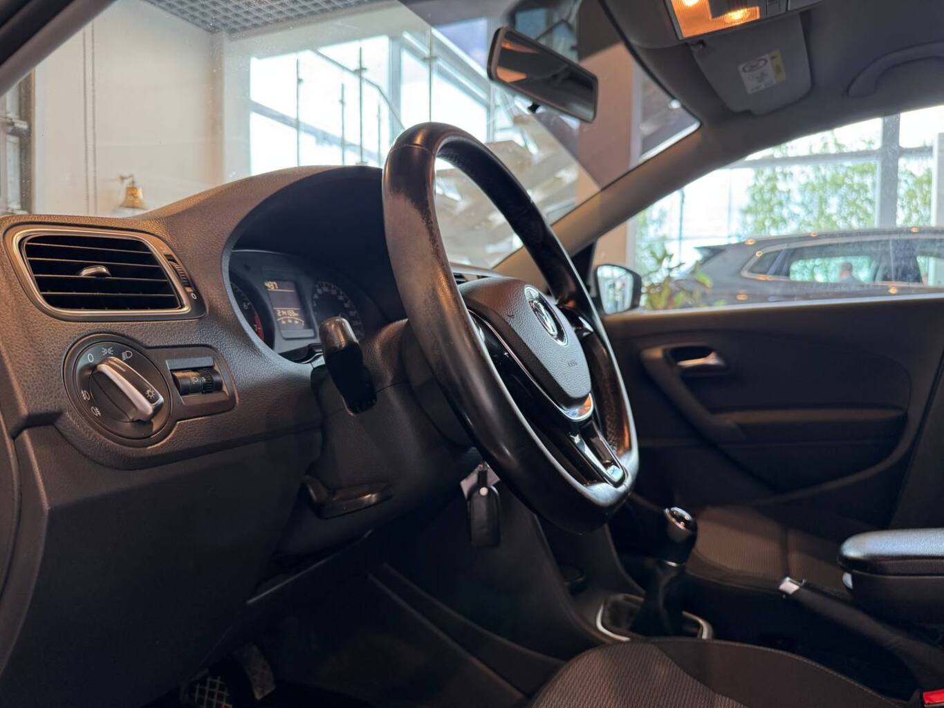 VOLKSWAGEN POLO