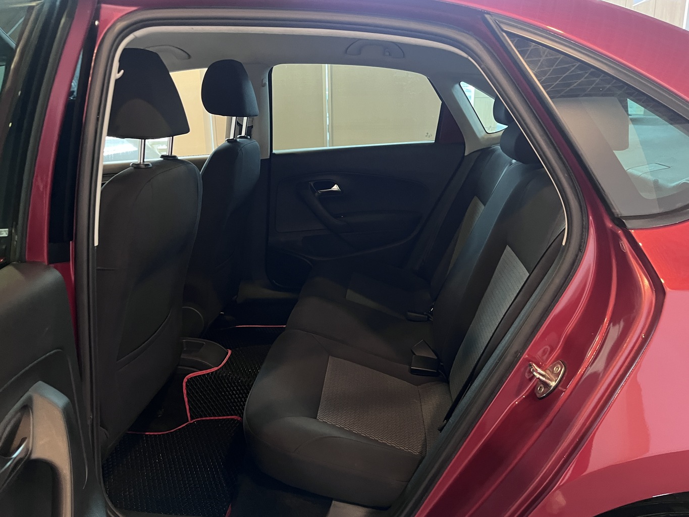VOLKSWAGEN POLO