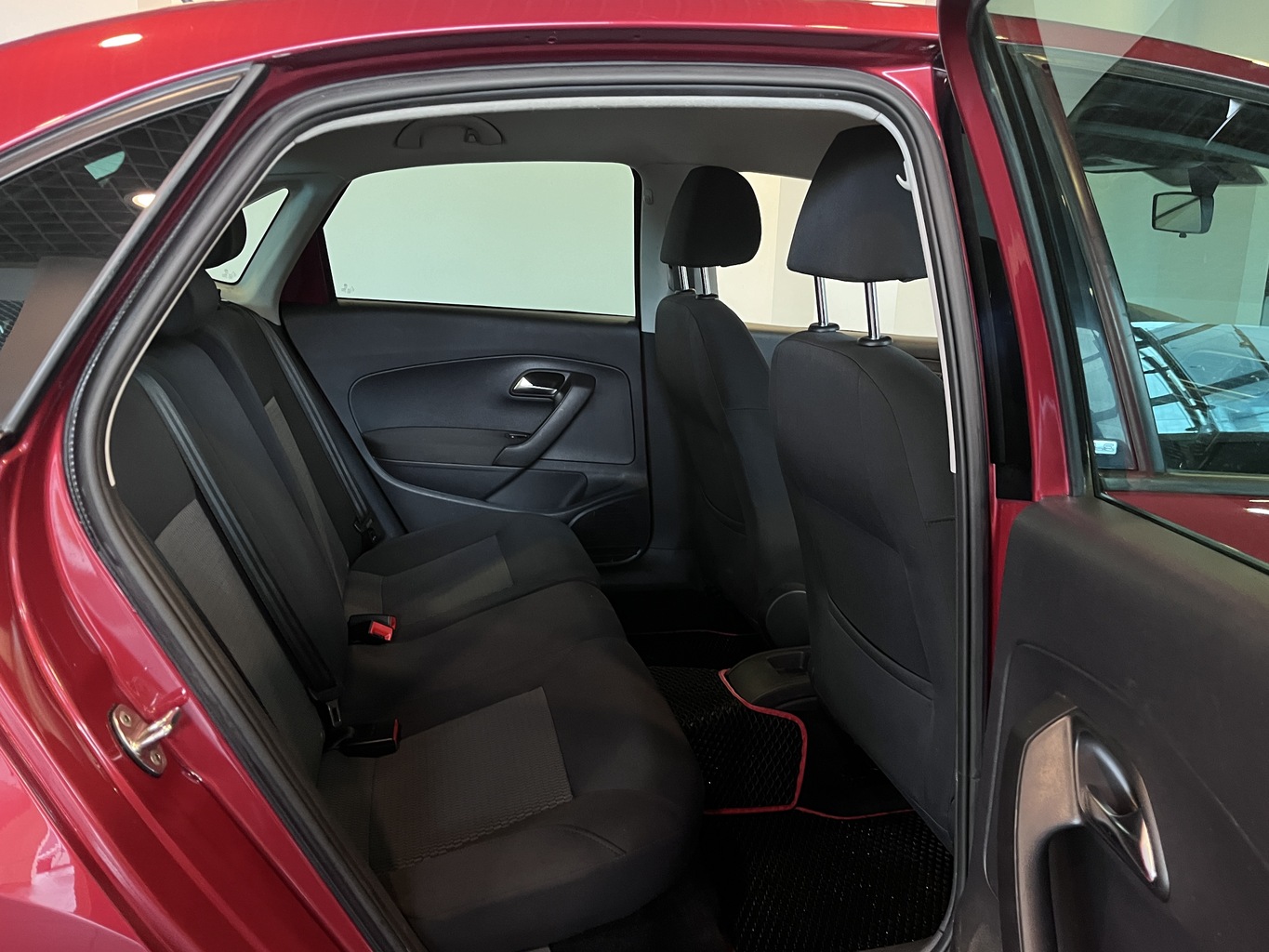 VOLKSWAGEN POLO