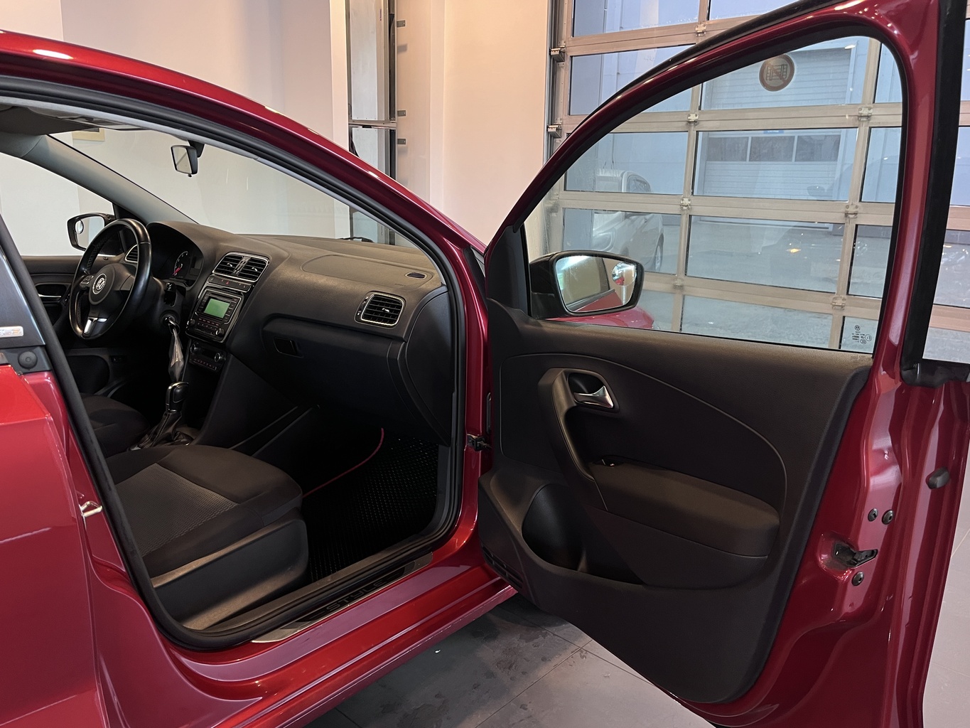 VOLKSWAGEN POLO