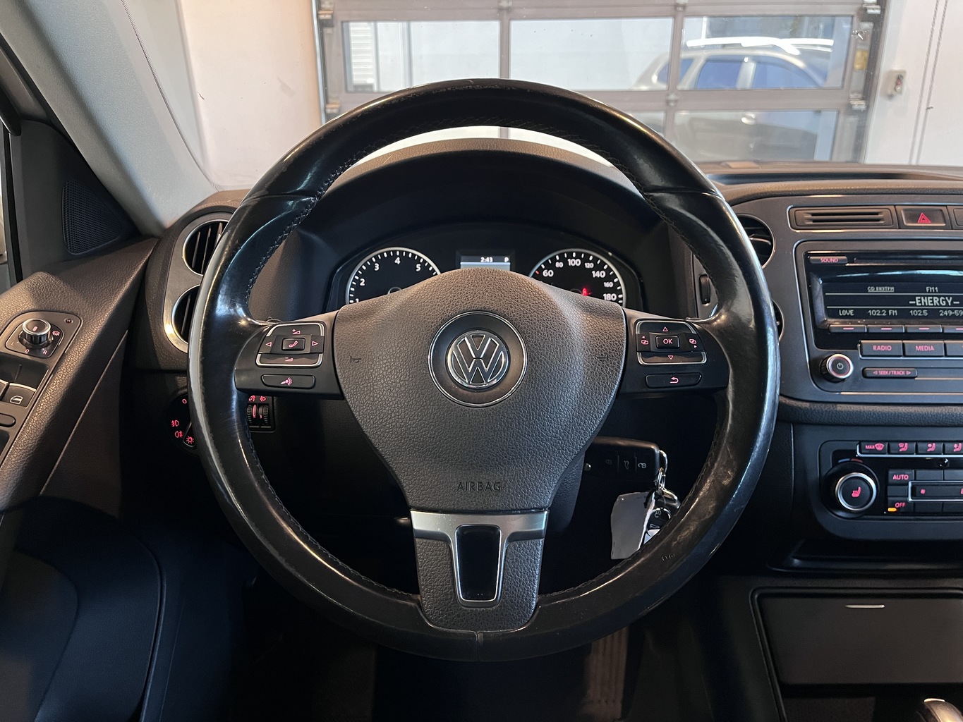 VOLKSWAGEN TIGUAN